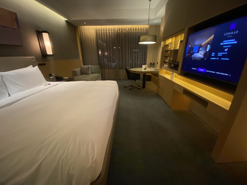 King size bed and TV in Conrad Seoul room