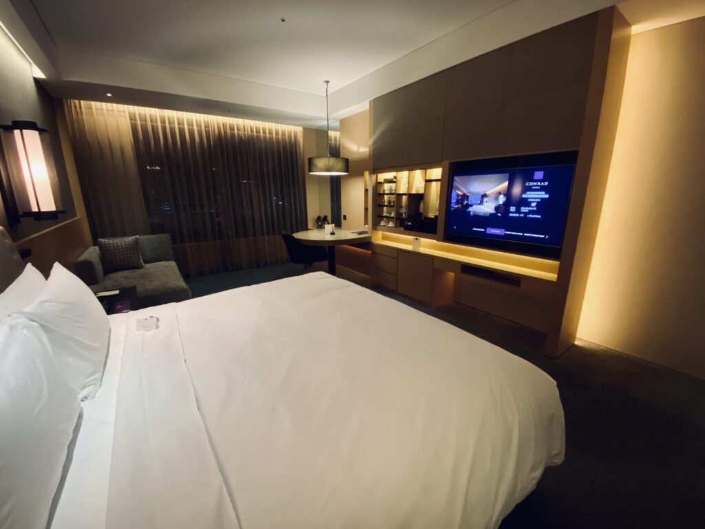King size bed and TV in Conrad Seoul room