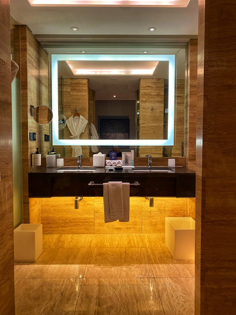 Bathroom with 2 sinks in Conrad Seoul room