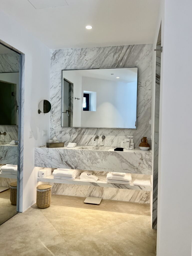 Cali Mykonos Deluxe Suite Bathroom